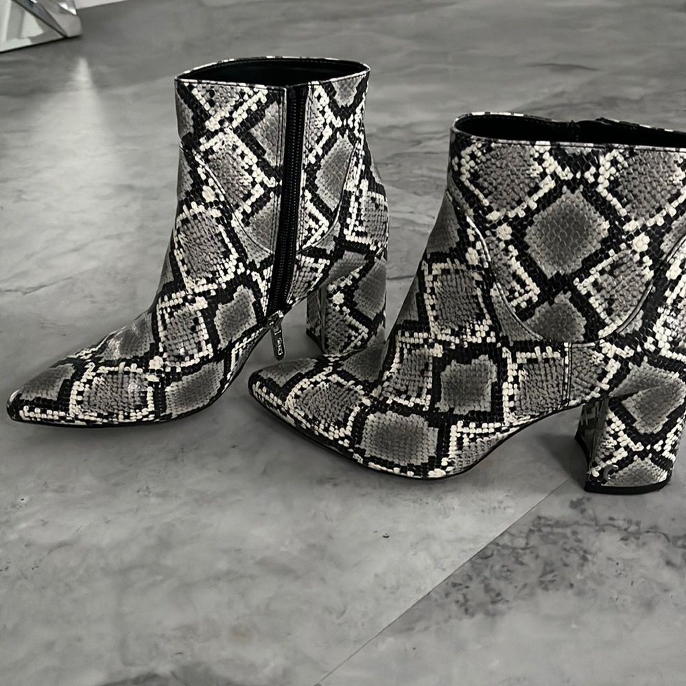 Circus by Sam Edelman snake, skin ankle boots, barely worn size 6